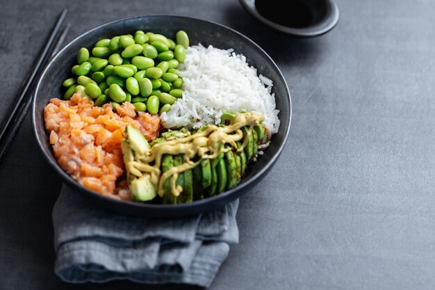 Buddha oder Poke Bowl im Dunkeln serviert