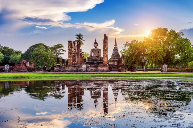 Buddha-Statue und Wat Mahathat-Tempel im Bezirk des Sukhothai Historical Park