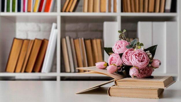 Bücher im Regal und Blumenarrangement