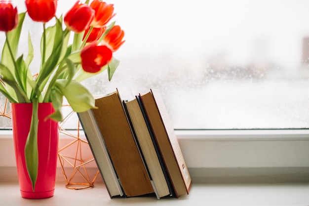 Bücher in der Nähe von Tulpen