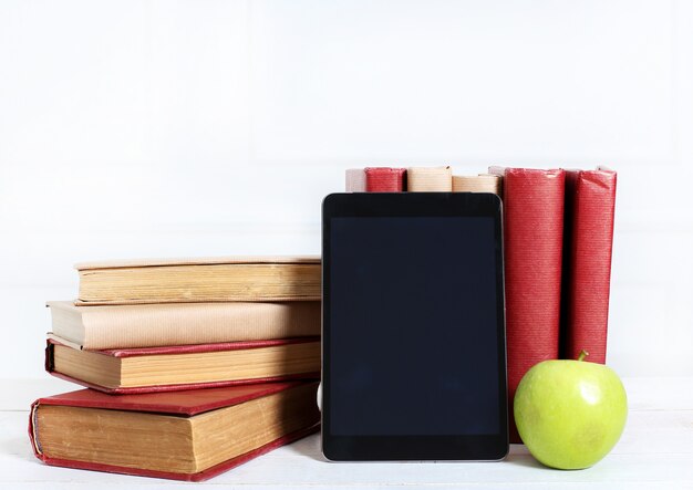 Bücher mit Tablet