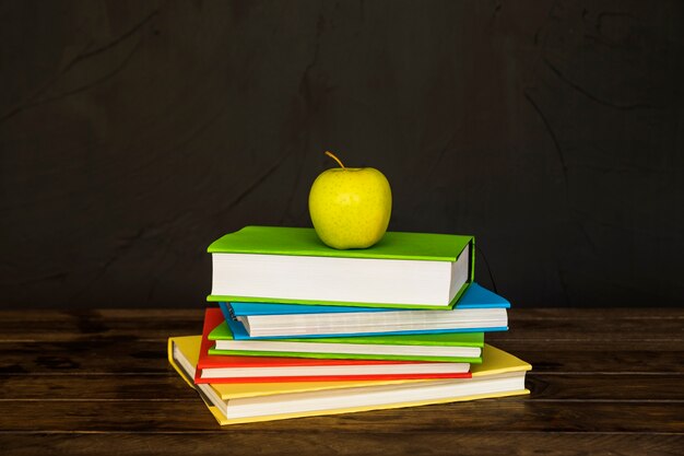 Bücher stapeln mit Apfel an der Spitze