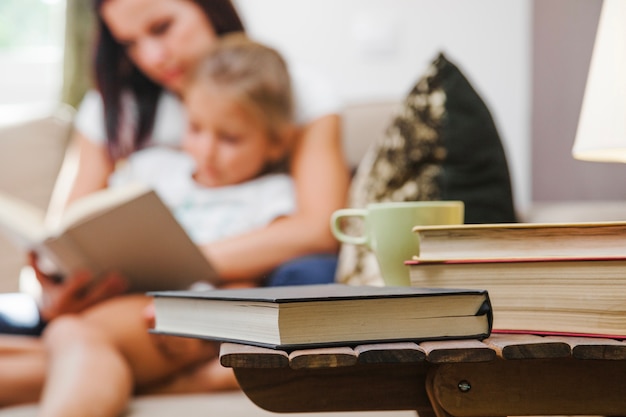 Bücher und Tasse stehen auf dem Tisch