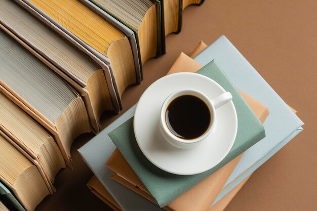 Bücherarrangement mit Tasse Kaffee