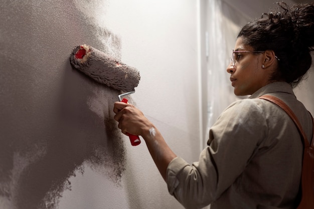 Bühnenbildner bei der Arbeit im Innenraum
