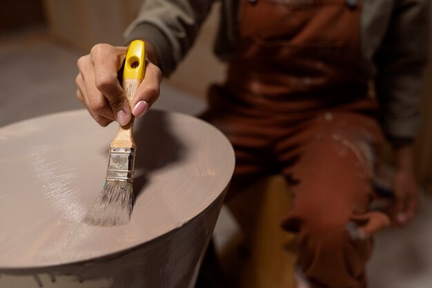 Bühnenbildner bei der Arbeit im Innenraum