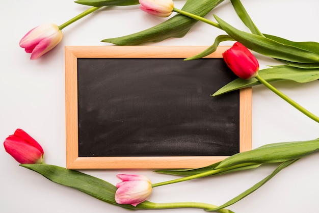 Kostenloses Foto bündel bunte blumen an und tafel