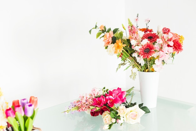 Bündel bunte Blumen auf Schreibtisch