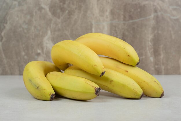 Bündel gelbe Bananen auf grauem Tisch