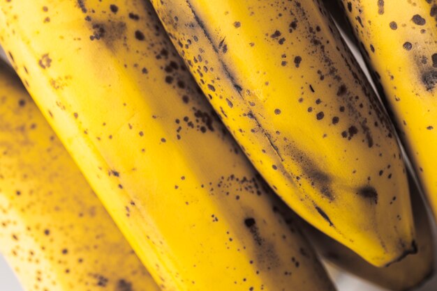 Bündel reife Bananen mit dunklen Flecken