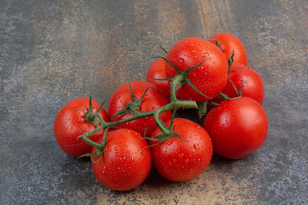 Kostenloses Foto bündel rote tomaten auf marmor