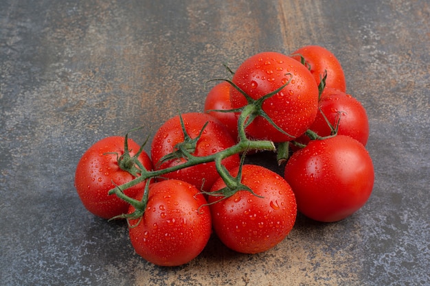 Bündel rote Tomaten auf Marmor