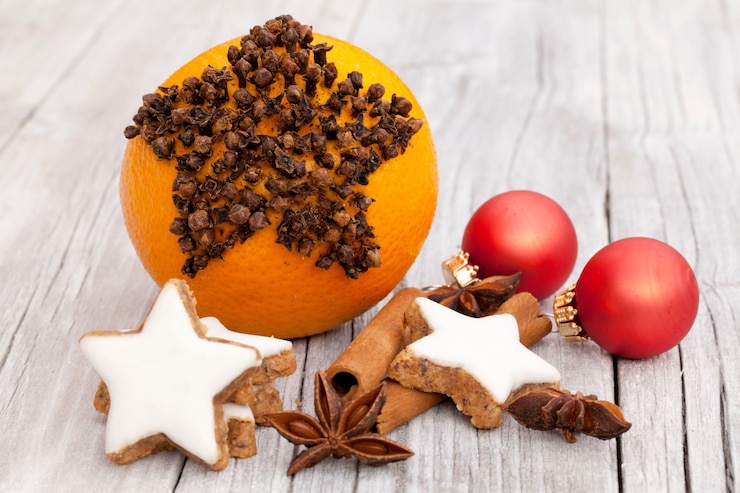 Kostenlose Foto bündel weihnachtsschmuck und lebkuchen auf einem weißen holztisch