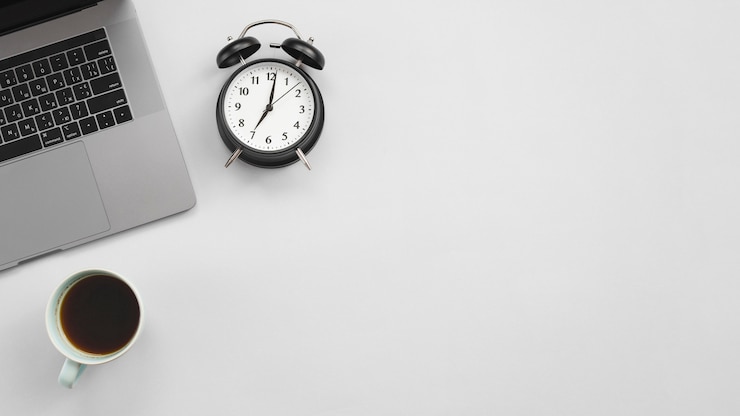 Kostenlose Foto büro-desktop mit laptop und uhr