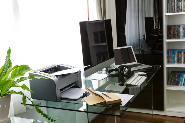 Büro mit einem Computer und einem Glastisch