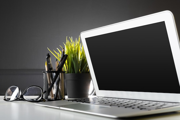 Büro-Schreibtisch aus Leder mit Computerzubehör