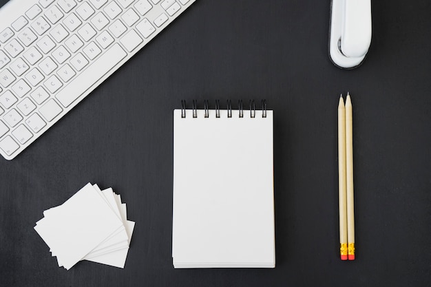 Büro Schreibtisch mit Bleistiften, Notebook, Karten und Tastatur