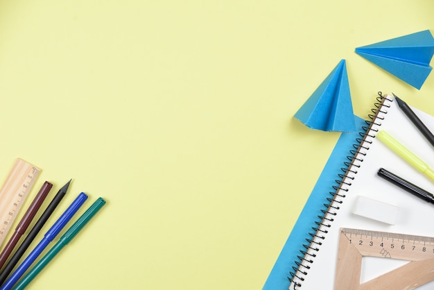 Büro stationaries und gefaltetes Papier auf gelbem Hintergrund