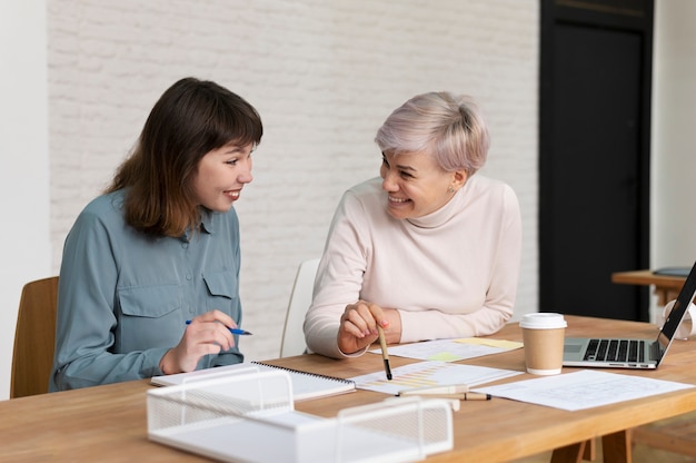 Büroangestellte, die als Team zusammenarbeiten