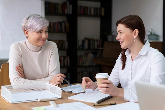 Büroangestellte, die als Team zusammenarbeiten