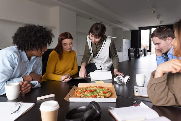 Büroangestellte, die als Team zusammenarbeiten