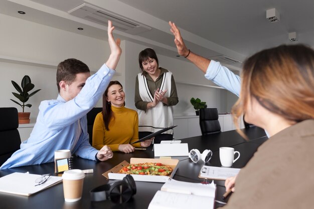 Büroangestellte, die als Team zusammenarbeiten