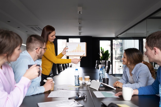 Büroangestellte, die als Team zusammenarbeiten