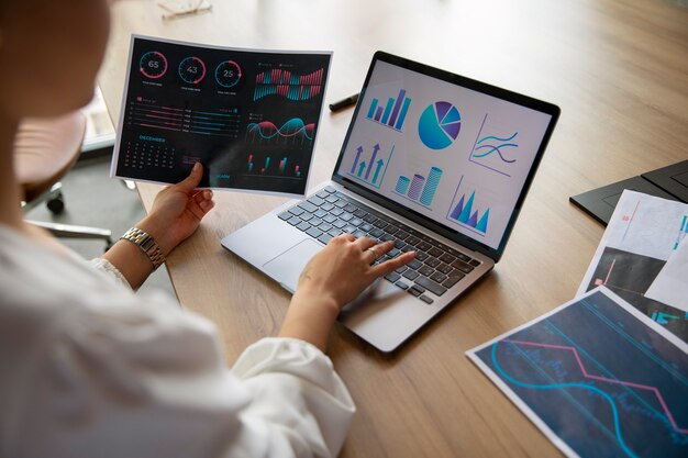 Büroangestellte, die Finanzdiagramme verwenden