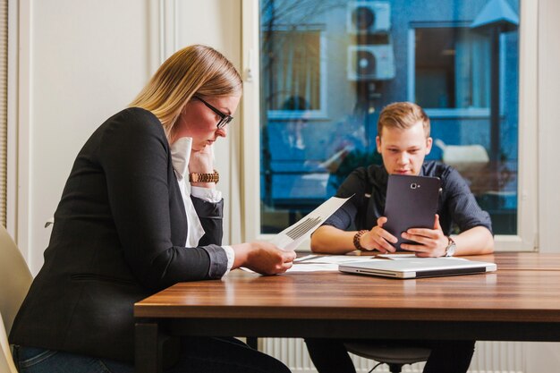 Büroangestellte sitzen am Schreibtisch