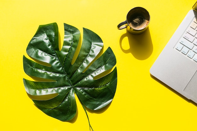 Bürodesktop mit einer Kaffeetasse und Plätzchen