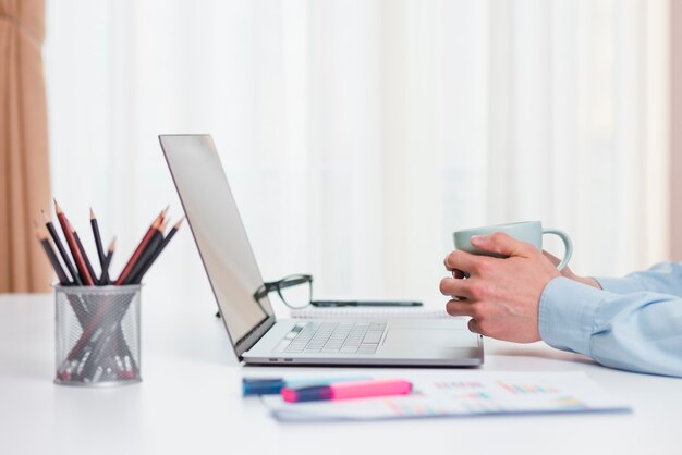 Bürodesktop mit Laptop und einer Kaffeetasse