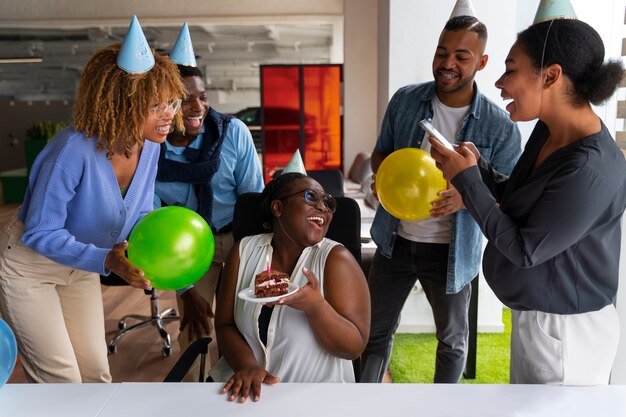 Büromitarbeiter feiern ein Ereignis mit Luftballons