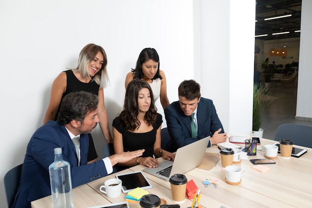 Bürotreffen mit Mitarbeitern