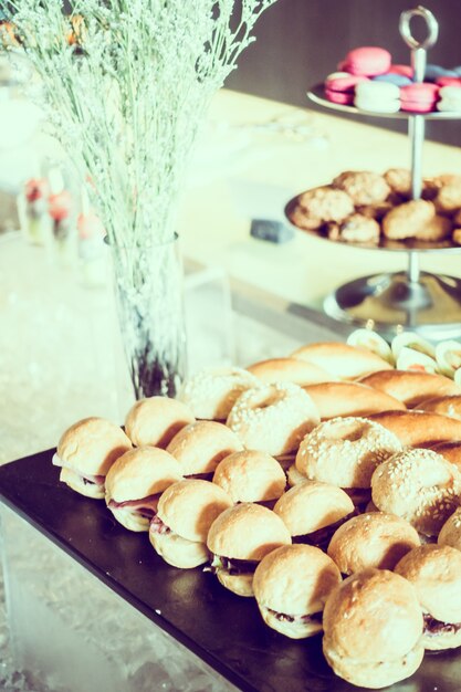 Buffet mit kleinen Brötchen