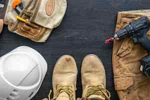 Kostenloses Foto builder kleidung arbeiter uniform auf holzhintergrund flach legen