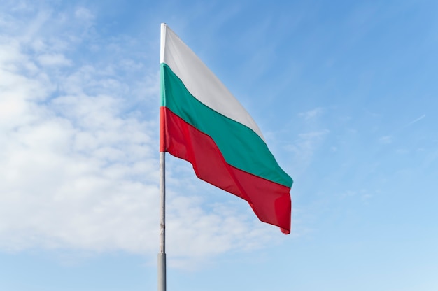 Bulgarische Flagge gegen den blauen Himmel