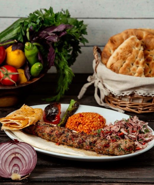 Bulgur Fleischzwiebeln auf einem Holztisch