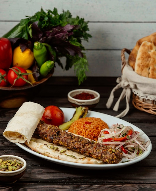 Bulgur mit Fleischrindfleisch und Zwiebeln auf einem Holztisch