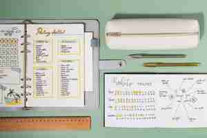 Kostenloses Foto bullet journals und stifte