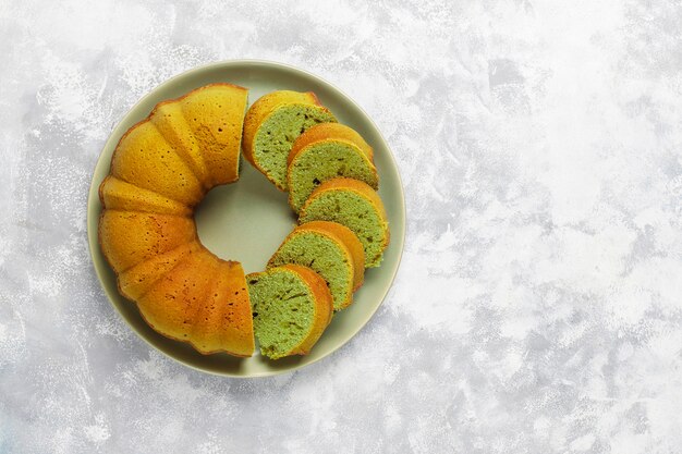 Bundt-Kuchen grünen Tees Matcha auf grauem Steindraufsicht Kopienraum