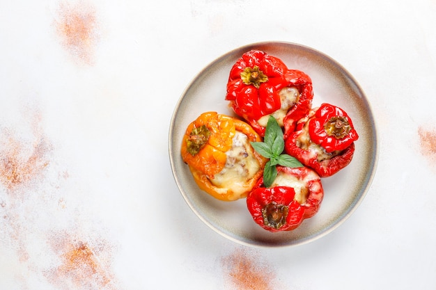 Bunt gebacken mit Käse, gefüllte Paprika mit Hackfleisch.