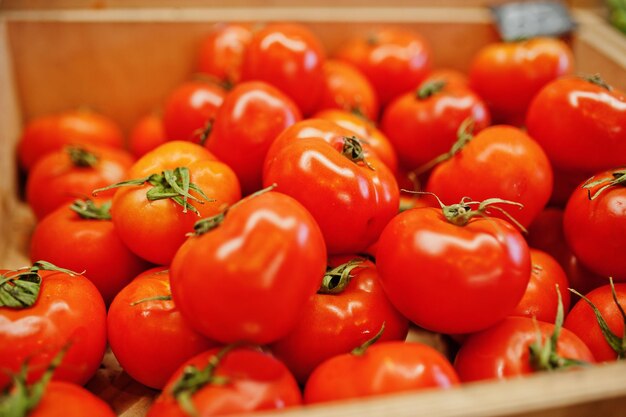 Bunt glänzendes frisches Gemüse Tomaten im Regal eines Supermarkts oder Lebensmittelgeschäfts