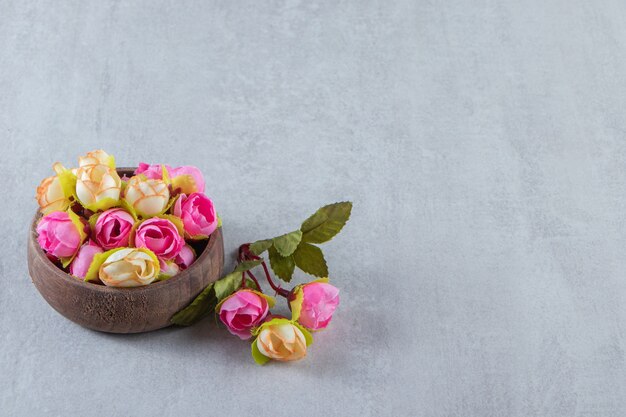 Bunte anmutige Blumen in einer Schüssel auf dem weißen Tisch.