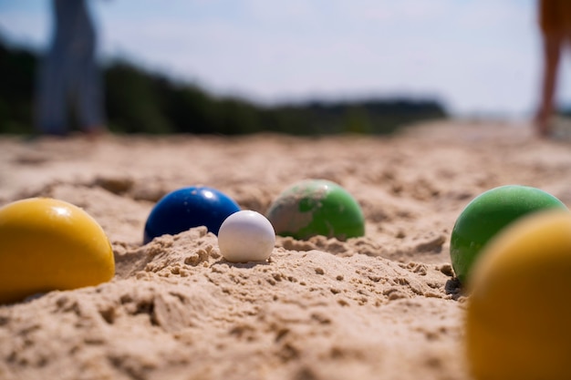 Bunte Bälle des hohen Winkels auf Sand