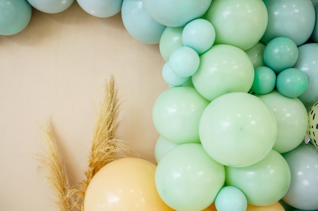 Bunte ballons für einen lustigen urlaub. dekoration und deko für eine kinderparty