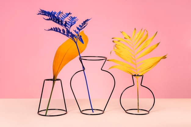 Kostenloses Foto bunte blätter im vasenstillleben