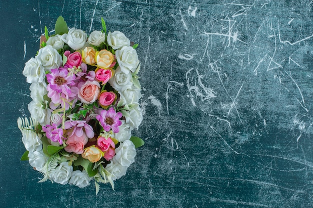 Kostenloses Foto bunte blumen in einer box auf blauem hintergrund.