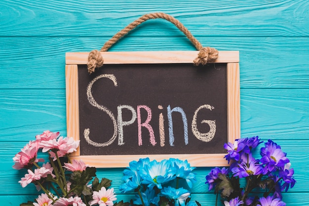 Bunte Blumenstrausse Nahe Tafel Mit Dem Schreiben Kostenlose Foto
