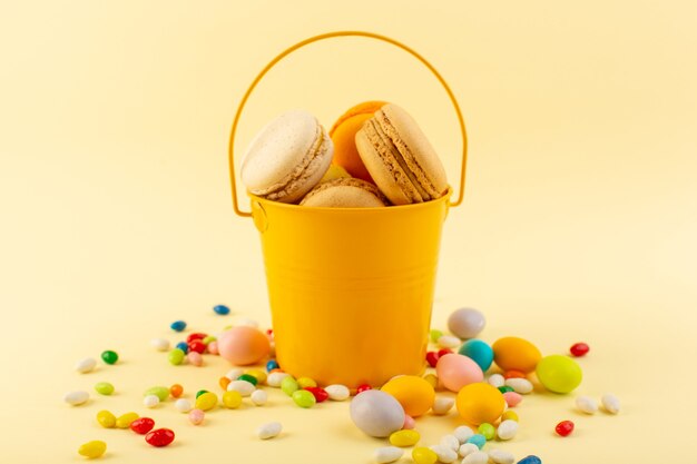 Bunte Bonbons der Vorderansicht mit französischen Macarons