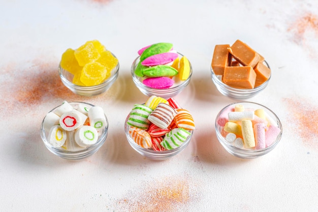 Kostenloses Foto bunte bonbons, gelee und marmelade, ungesunde süßigkeiten.